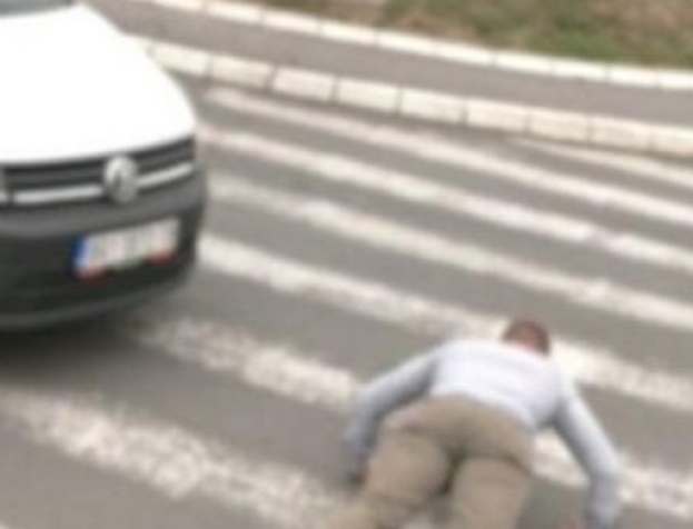 Djeca u Ljubu&scaron;kom legnu na pločnik i čekaju automobil