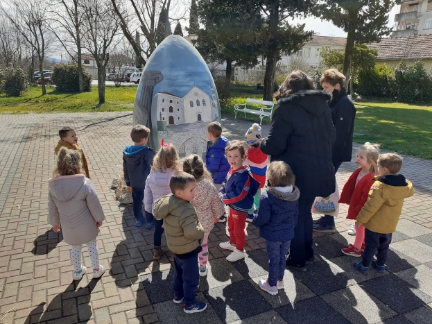 U gradskom parku u Ljubuškom postavljena dvometarska pisanica oslikana motivima grada