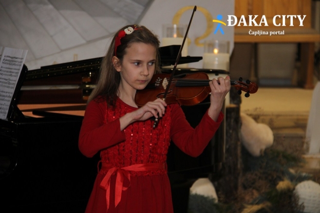 Mlade violinistice i violinisti upriličili božićni koncert u crkvi svetog Franje Asiškog u Čapljini