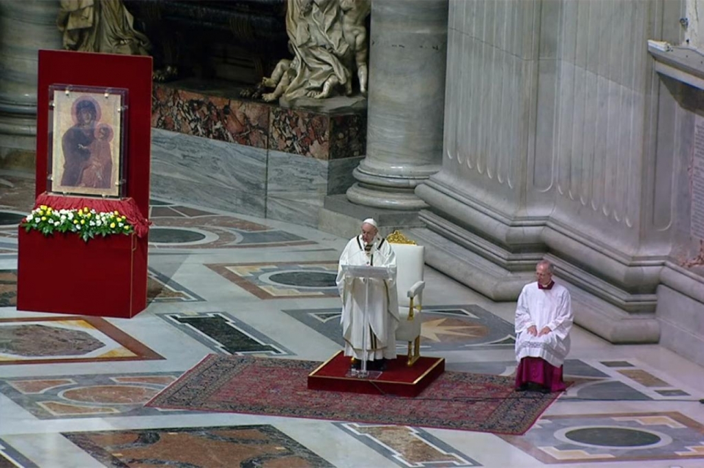 Papa održao vazmeno bdijenje u praznoj bazilici [video]