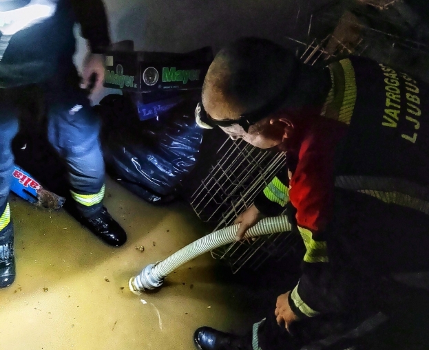 Pune rune ruke posla za vatrogasce: Poplavljene garaže i vozila u Ljubuškom