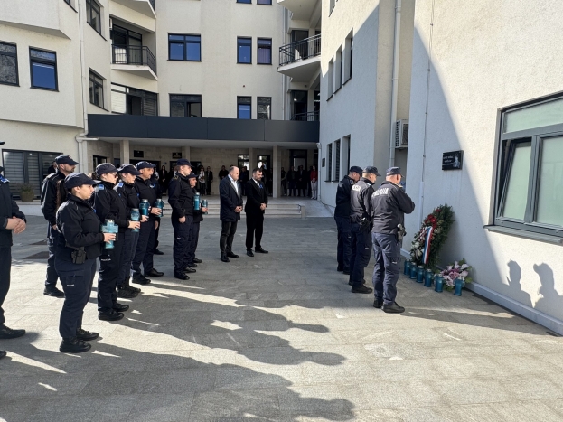 Polaganjem vijenca i paljenjem svijeća u Ljubu&scaron;kom odana počast poginulim policajcima