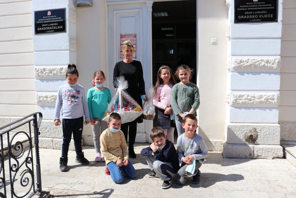 Mališani iz Dječjeg vrtića Ljubuški u uskrsnoj posjeti Gradskoj upravi