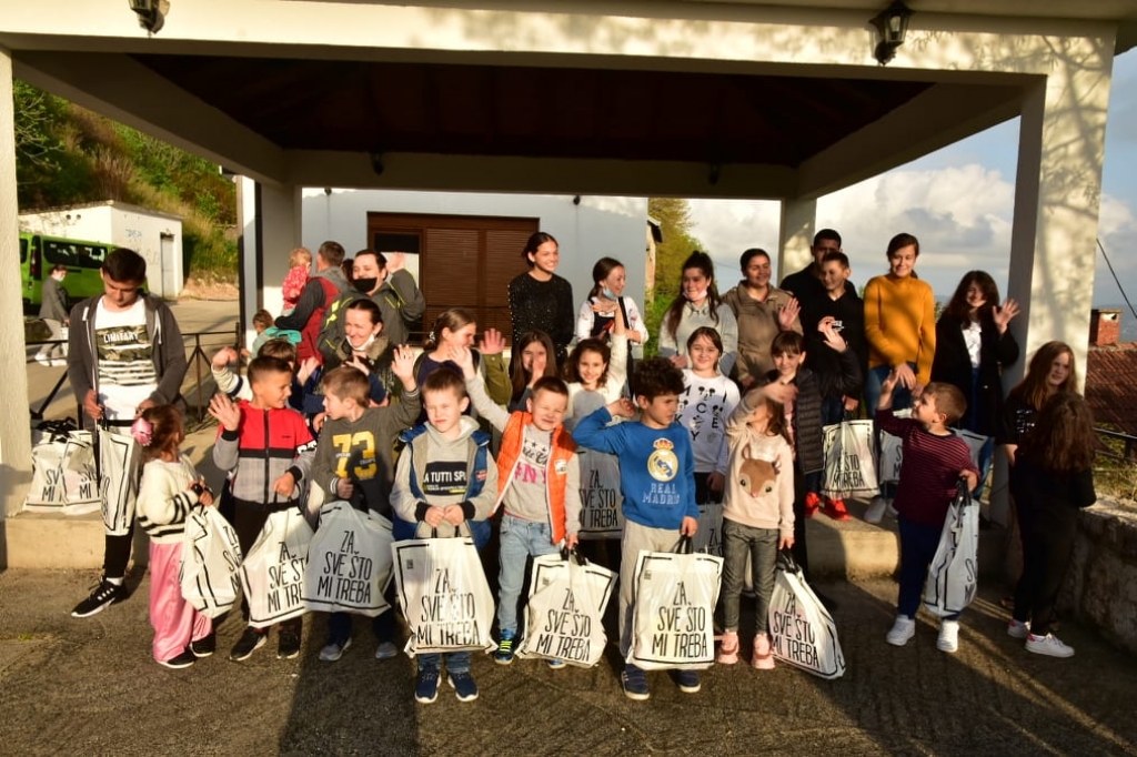 Centar za dijasporu posjetio ljubušake i podjelio 40 ramazanskih paketa djeci