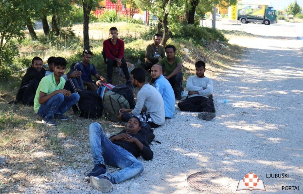 Odmor u &#039;ladovini: U Ljubuškom otkrivena veća skupina migranata [foto]
