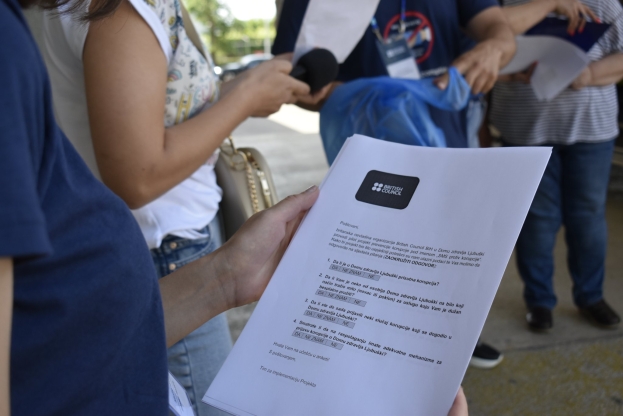Dijeljenje letaka i anketa pred Domom zdravlja u sklopu projekta „SMS protiv korupcije“