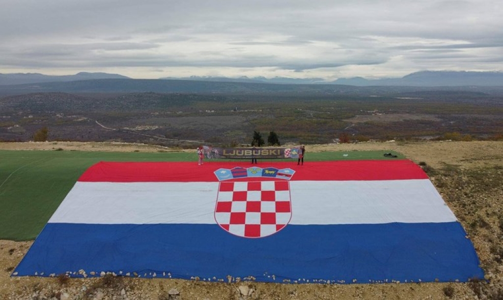 Kad Ljubuški navija: Osvanula ogromna hrvatska zastava
