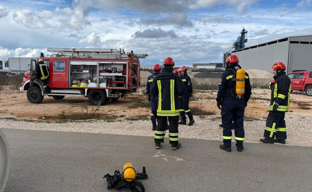 ŽZH bogatija za šest dobrovoljnih vatrogasaca i dva rukovoditelja gašenja požara
