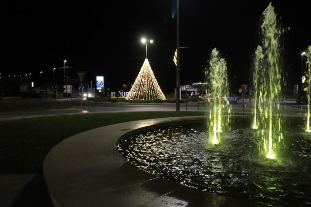 Božićni ukrasi stižu na ljubuške ulice: Počelo je kićenje grada [FOTO]