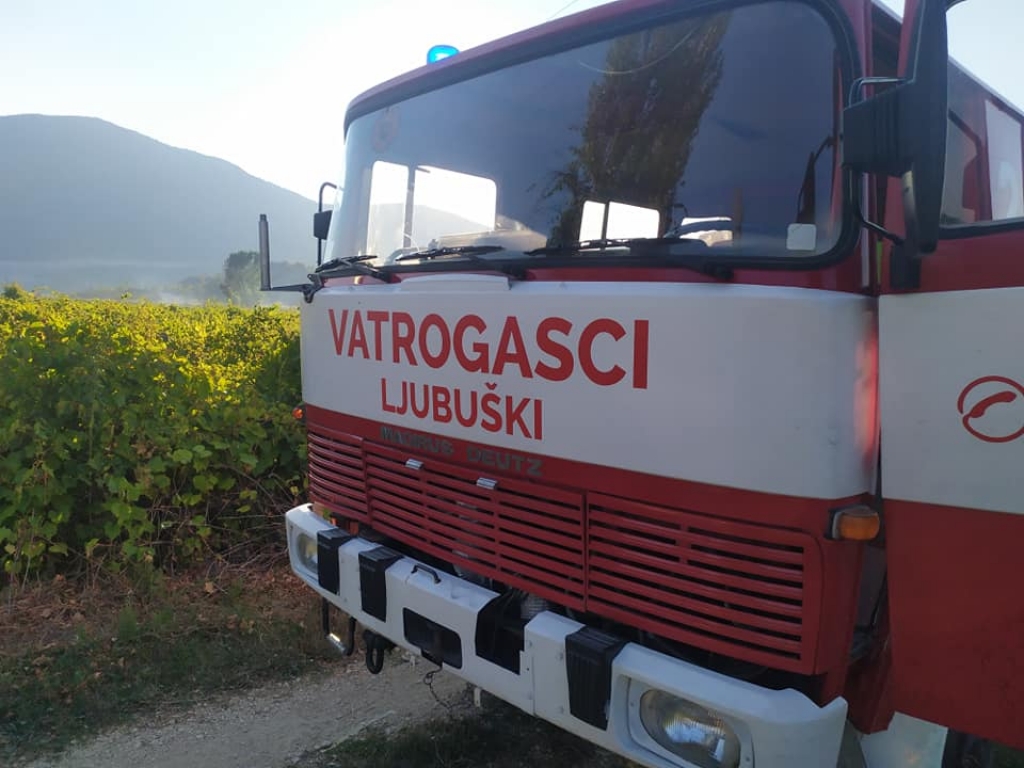 Crveni Grm: Izgorio je veći dio polja Jezerac [foto]
