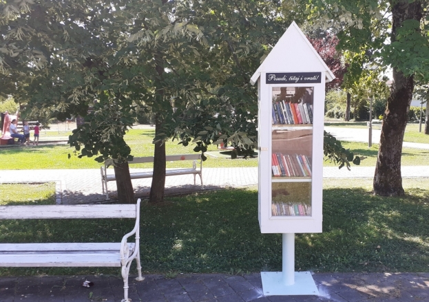 Ljubušaci koriste usluge pokretne i malih knjižnica na otvorenom