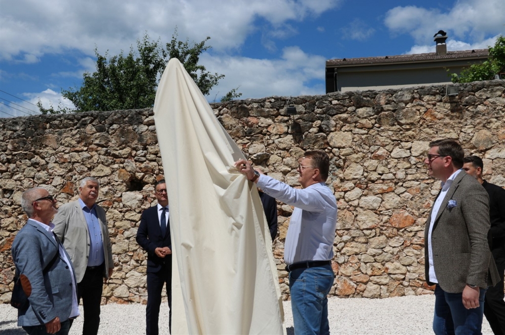 Predsjednik Vlade ŽZH Zdenko Ćosić svečano otkrio skulpturu „Maslinova grana“ autora Stjepana Skoke