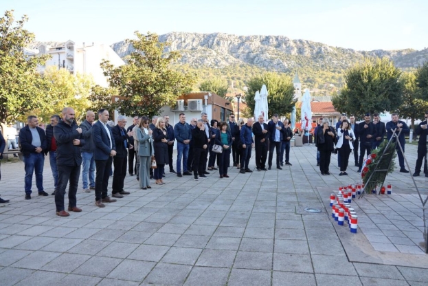 Ljubuški: Odana počast pokojnim braniteljima povodom blagdana Svih svetih i Dušnog dana