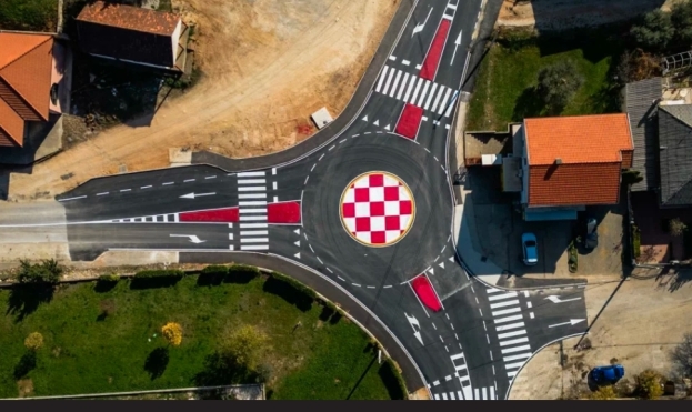 Impresivne fotografije kružnog toka sa šahovnicom osvojile internet: Ne, ovo nije kod nas, kažu u &#039;lijepoj našoj&#039;