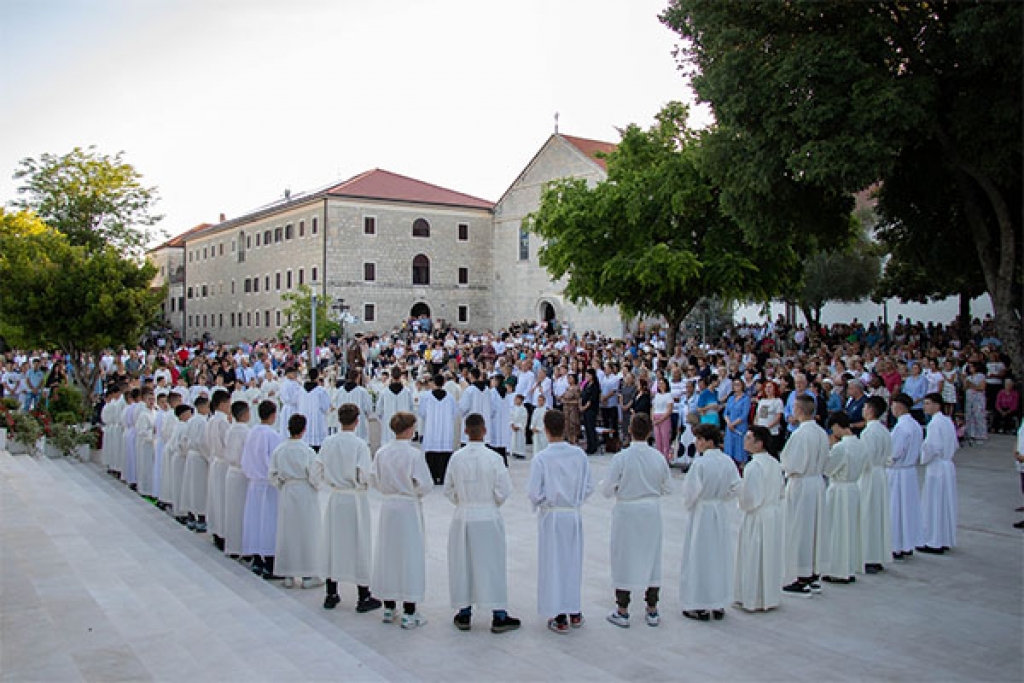 Impresivan broj vjernika na početku devetnice sv. Anti Padovanskom na Humcu