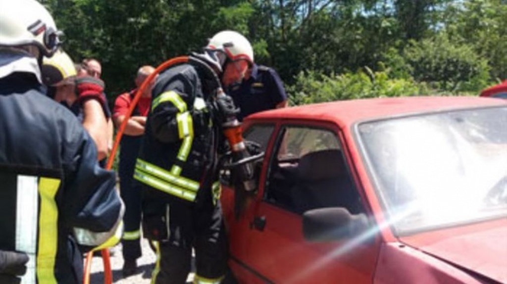 Ljubuški vatrogasci rezali vozilo kako bi izvukli ozlijeđenog nakon nesreće u Klobuku