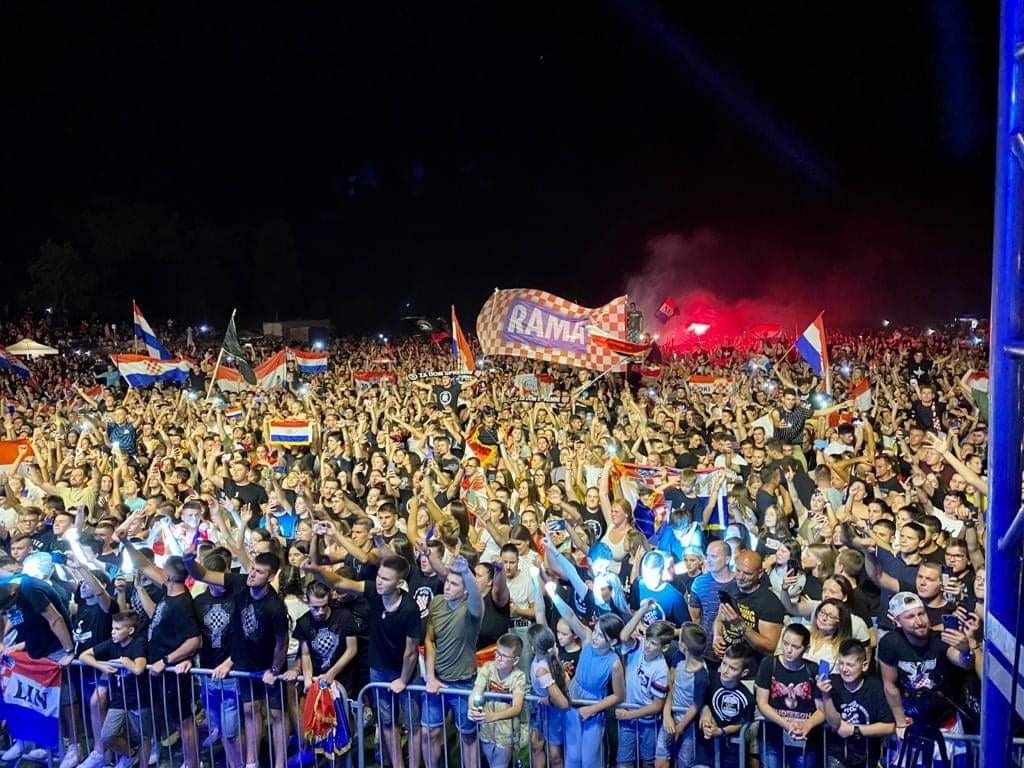 Više od 10.000 ljudi na koncertu Marka Perkovića Thompsona u Drinovcima