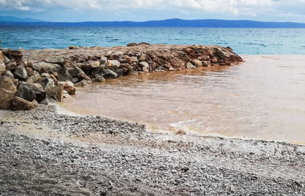 'Krvavo more' na Makarskoj rivijeri, aktivisti kažu da lokalni šef uništava plaže