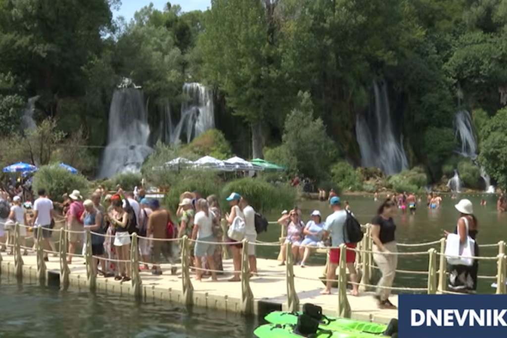 Kravica i ovog ljeta oduševljava turiste iz cijelog svijeta: “Ljepše je nego što smo očekivali” [VIDEO]