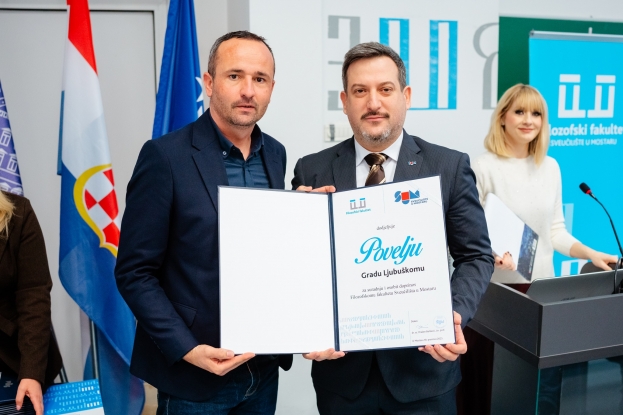 Gradu Ljubu&scaron;kom povelja za suradnju i osobit doprinos Filozofskom fakultetu, prof. dr. sc. Damiru Mi&scaron;etiću plakete za znanstvenu djelatnost