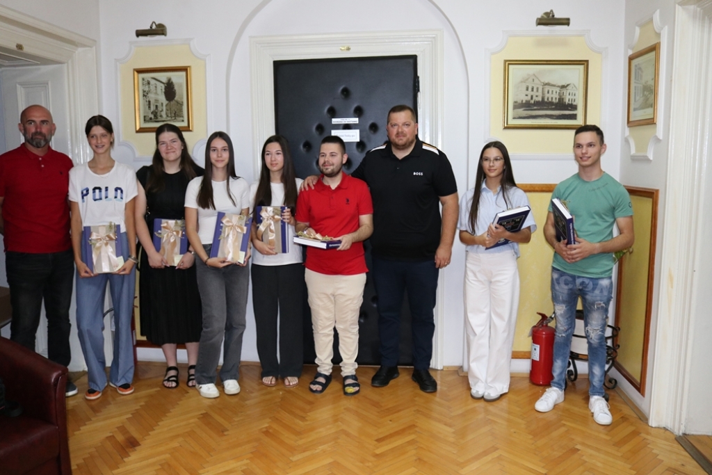 Nagrađeni najbolji učenici osnovnih i srednjih škola, gradonačelnik Markotić najavio potpore srednjoškolcima