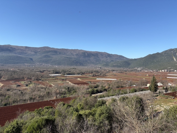 Sunce vratilo poljoprivrednike u polja: U tijeku sadnja ranog krumpira u Vojnićima