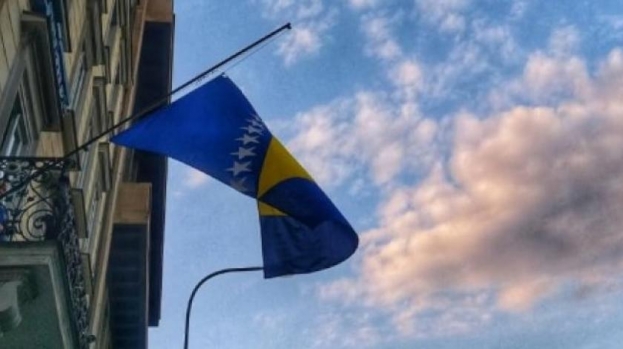 Ljubušanka u Pragu spustila zastavu BiH na pola koplja nakon smrti književnika