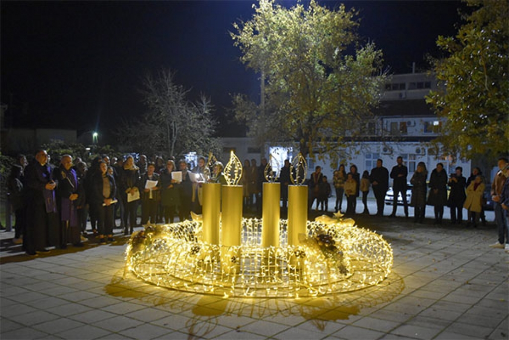 Svečano otvoren Advent u Ljubuškom: Upaljena prva od četiri svijeće Došašća