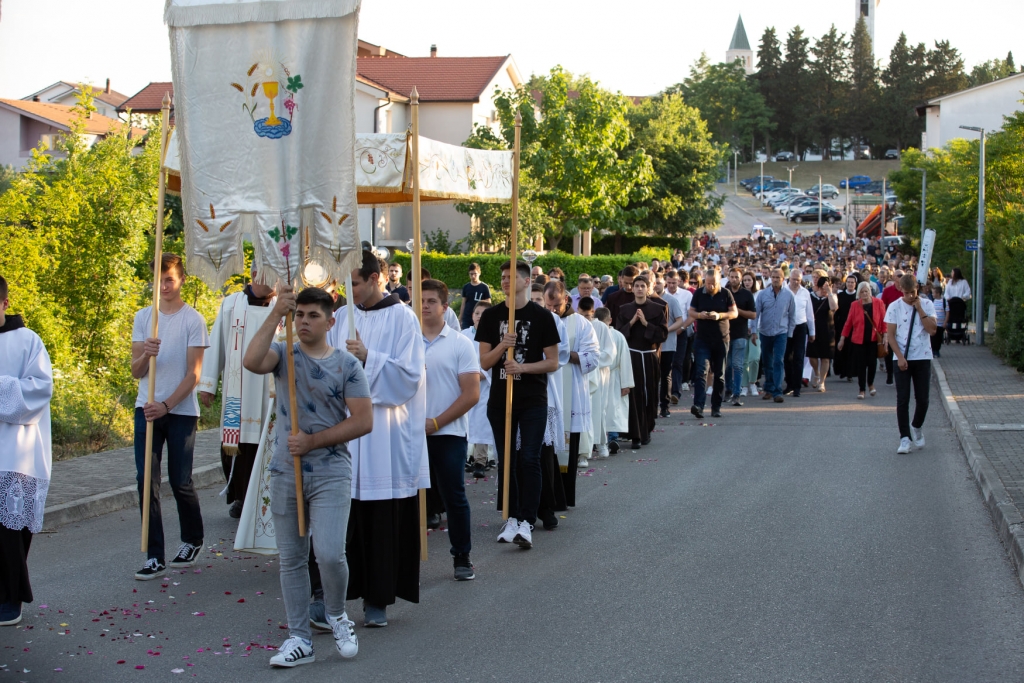 U Ljubuškom održana procesija na Tijelovo [foto]