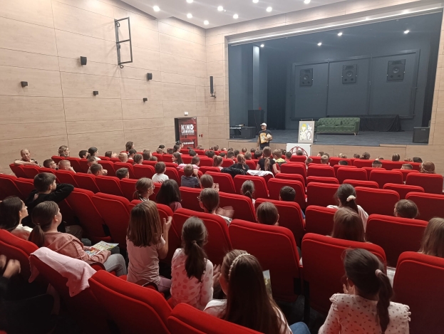 FOTO: U Kulturnom centru u Ljubuškom predstavljena slikovnica "Plesne kraljice ABBA" autora Mire Naletilića