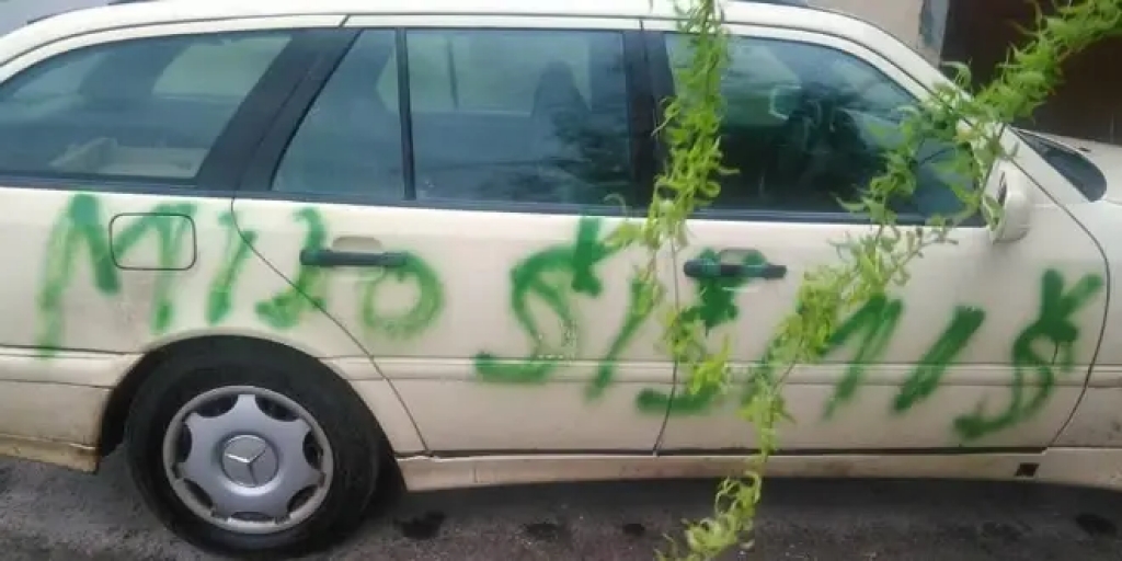 Muškarac u Ljubuškom oštetio sestrino auto i ispisao uvredljive natpise