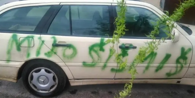 Muškarac u Ljubuškom oštetio sestrino auto i ispisao uvredljive natpise