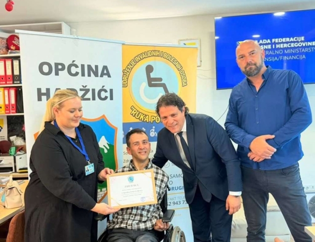 Kao simbol izgradnje inkluzivnijeg dru&scaron;tva, dopremijer Kraljević uz "Ruku podr&scaron;ke" zasadio stablo jabuke