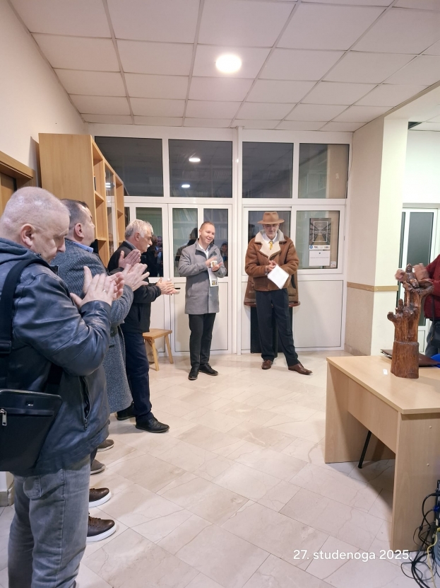 FOTO: U Knjižnici Ljubuški svečano otvorena izložba skulptura Ljube Mihalja