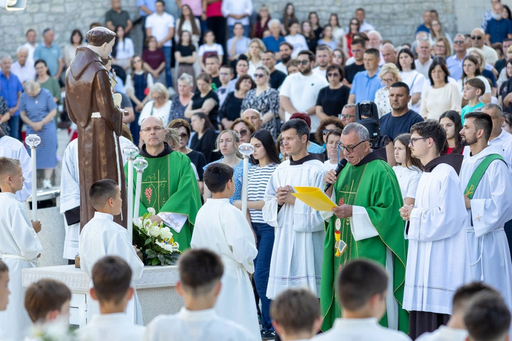 &ldquo;Boga smo slavili, vjernike voljeli&rdquo;: Fra Velimir Mandić na devetnici uputio dirljivu zahvalu fra Mariju Knezoviću