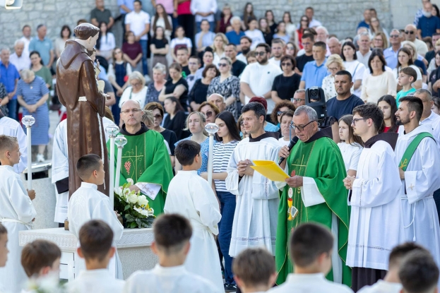 &ldquo;Boga smo slavili, vjernike voljeli&rdquo;: Fra Velimir Mandić na devetnici uputio dirljivu zahvalu fra Mariju Knezoviću
