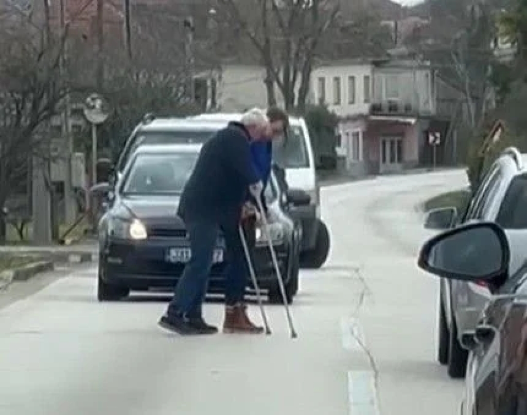 DIRLJIV PRIZOR IZ LJUBUŠKOG: Izašla iz automobila kako bi pomogla starijem čovjeku da prijeđe cestu