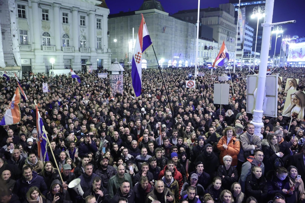Hrvati ustali protiv Covid potvrda: 20.000 prosvjednika u Zagrebu