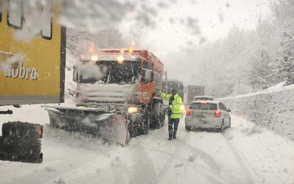 Olujno nevrijeme u većem dijelu BiH, jak vjetar obarao električne stubove i stabla na cestu