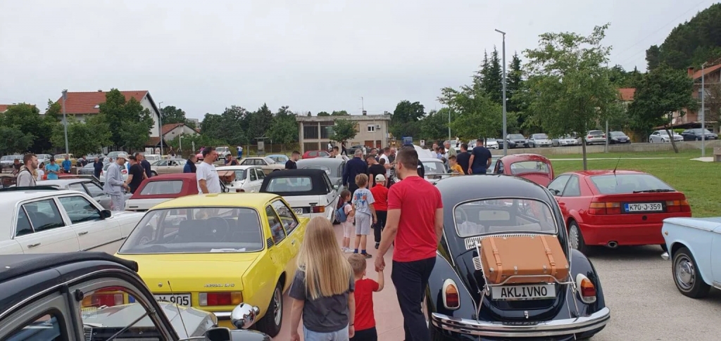 Tradicionalni susret oldtimera: U Ljubuškom najstarije registrirano vozilo Srećka Borasa