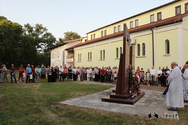 U Veljacima na uočnicu slavljena misa za sve žrtve ratova [FOTO]