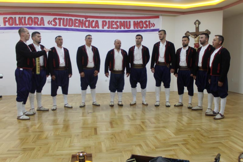 Večer folklora „Studenčica pjesmu nosi“