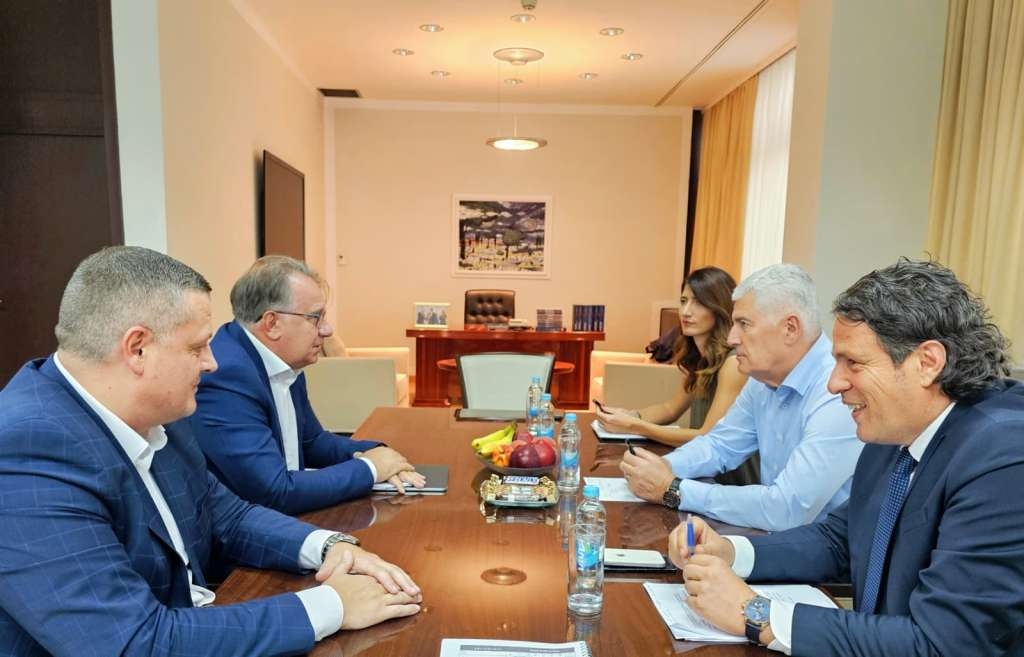 Održan sastanak HDZ BiH i SDP BiH: Kraljević uz Čovića i Filipović o daljnjoj suradnji i stabilnosti FBiH