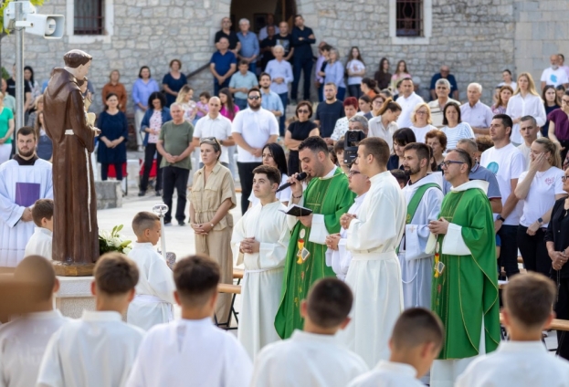 Humac: Šesti dan devetnice, Fra Drago Vujević pozvao vjernike da „ažuriraju svoju vjeru“ i žive Evanđelje poput sv. Franje
