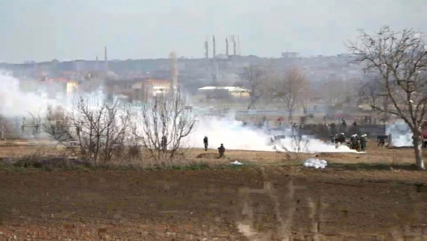 Turci napadaju Grke, ispaljene velike količine suzavca