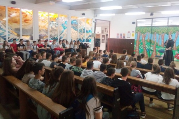 Fra Marin Karačic održao predavanje učenicima OŠ Ivane Brlić Mažuranić [foto]