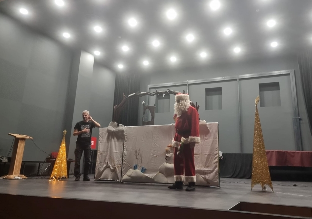 Djeca uživala u lutkarskom mjuziklu ” Djed Mraz i šumske životinje”