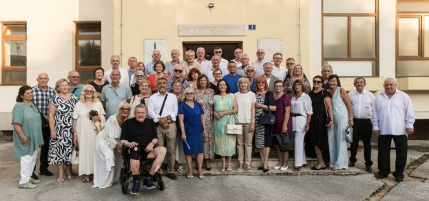 Pola stoljeća kasnije ponovno zajedno: Jubilarna generacija Gimnazije Ljubuški proslavila 50 godina mature