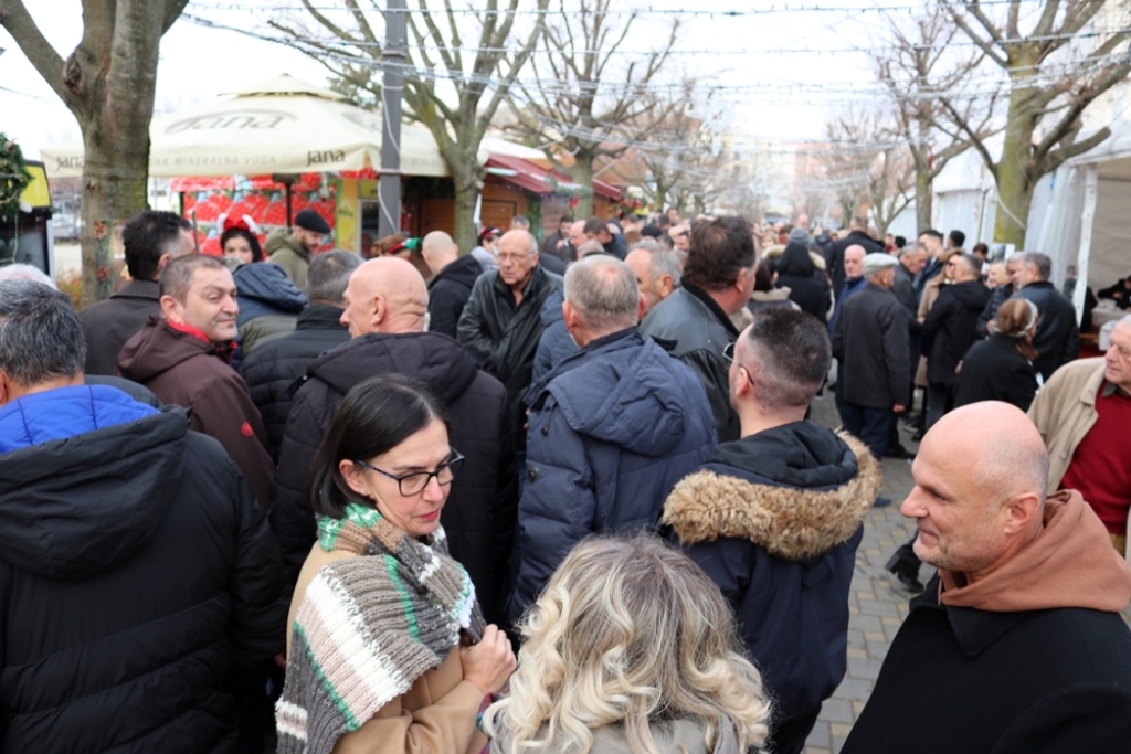 Badnjak u Ljubuškom uz glazbu, bakalar i vino