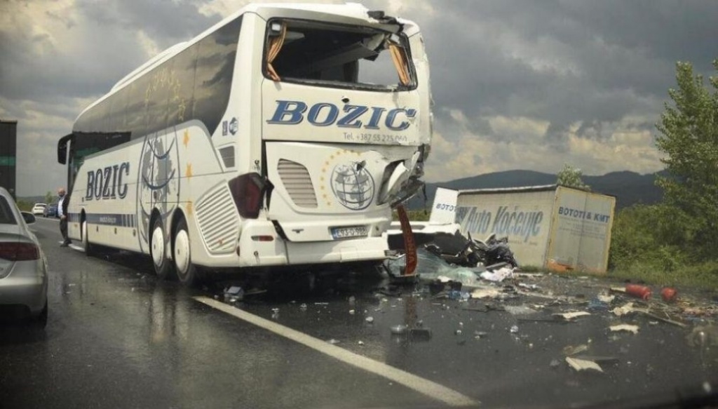 Teška nesreća u Hrvatskoj: Poginuo vozač kamiona, u autobusu iz BiH 15 ozlijeđenih